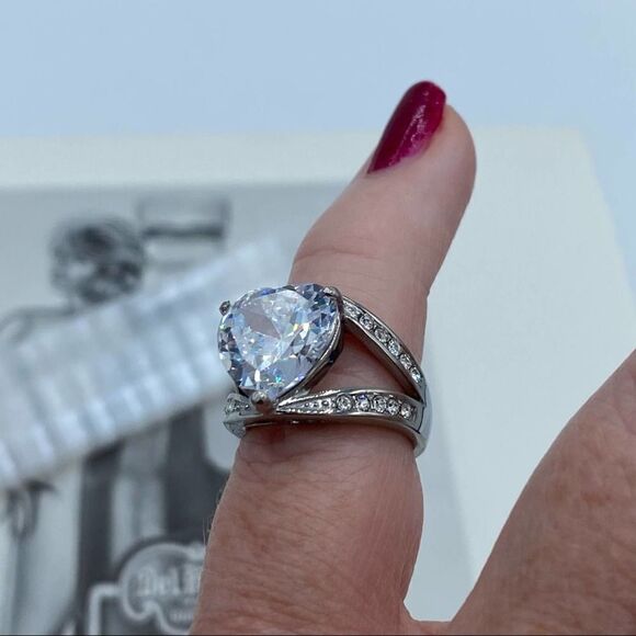TK316 Stainless Steel Cubic Zirconia Heart Ring Size 5 - Picture 10 of 10